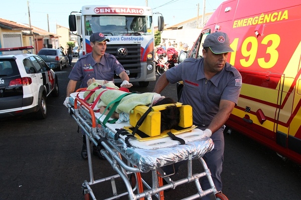 Garoto é atendido pelos bombeiros da unidade de Resgate. Motorista disse que não conseguiu desviar para as rodas não passarem sobre as pernas da criança